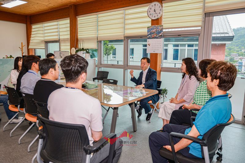 유명현 군수가 직원들과 소통을 위한 행보를 시작했다(사진제공 산청군)