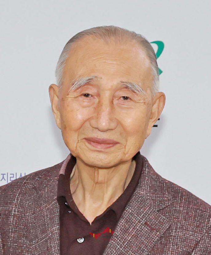 면지 편찬 위원회에 박재동 동명식품 회장이 1000만원 성금을 기탁했다(사진제공 신안면사무소)