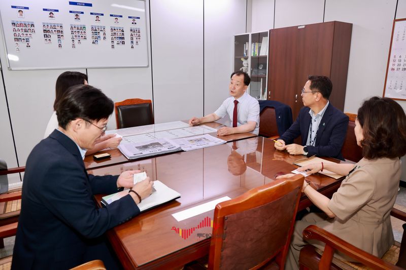 유명현 군수가 경남도를 찾아 세일즈 행정을 펼치고 있다(사진제공 산청군)