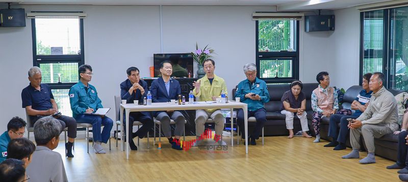지난 19일 유명현 군수와 신성범 국회의원, 안천원 의장이 주민의 애로사항을 청취하고 있다(사진제공 산청군)