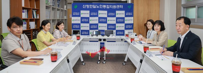 유명현 군수가 복지시설을 방문하여 애로사항을 청취하고 있다(사진제공 산청군)