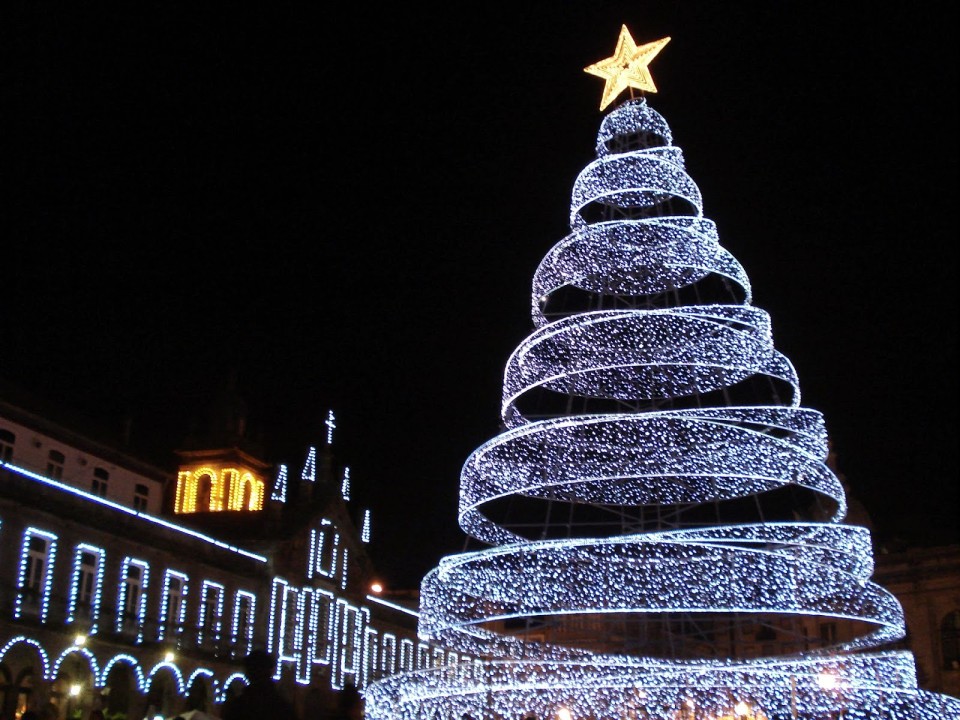 Braga ilumina Natal esta sexta-feira com árvore e estrela gigantes