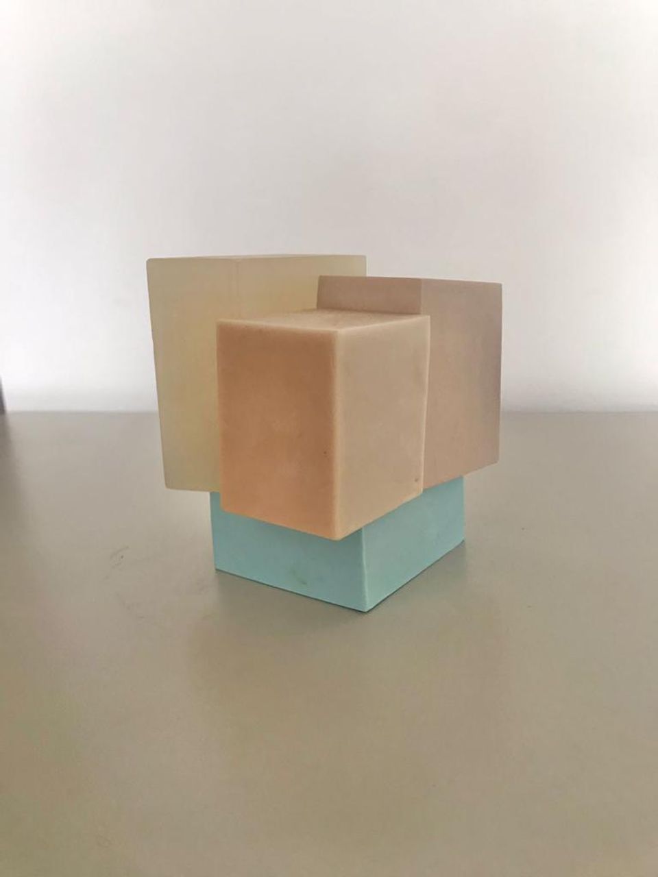 Estudo para uma coisa apoiada em cima e ao lado da outra, 2018 | Parafina e cera de abelha pigmentadas 10 x 12 cm