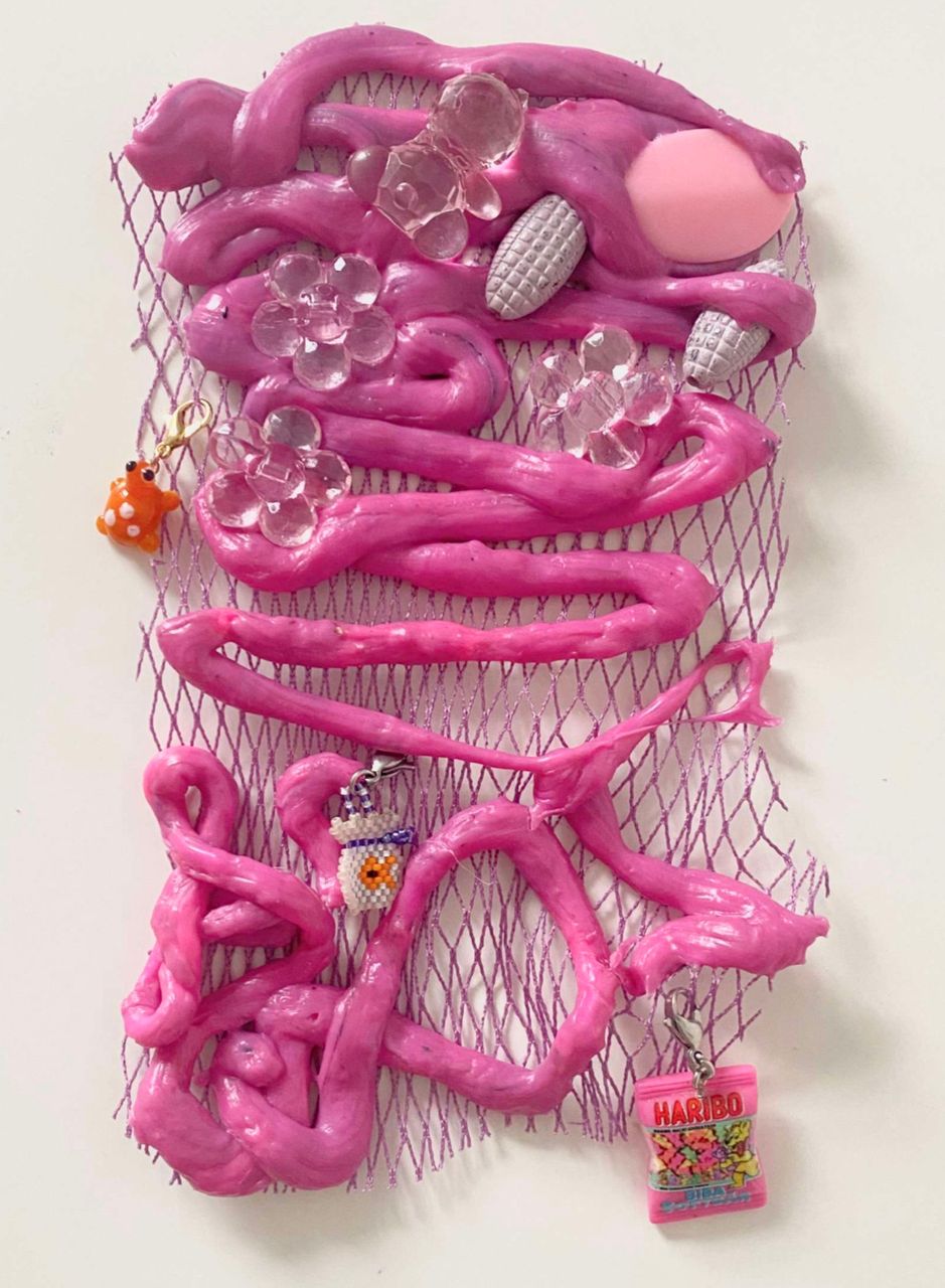 Sweet tooth, 2022 | Recycled plastic waste, beads, hair netting  15 x 24 cm