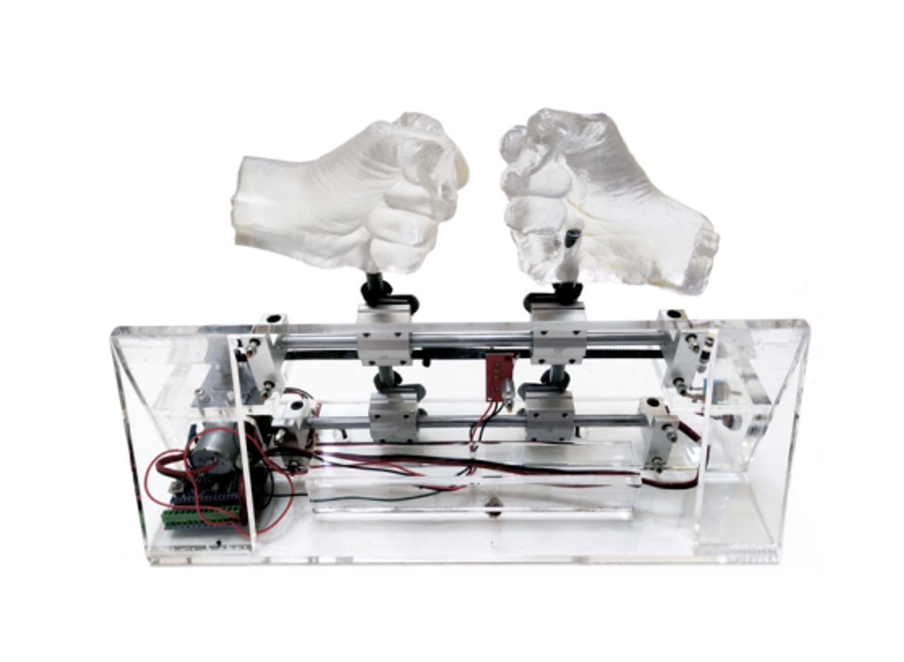 Distanciamento, 2021 | Objeto mecânico: mão de resina moldada a partir do corpo, motor, arduíno, fios, caixa de acrílico e fonte de energia 23 x 37 cm