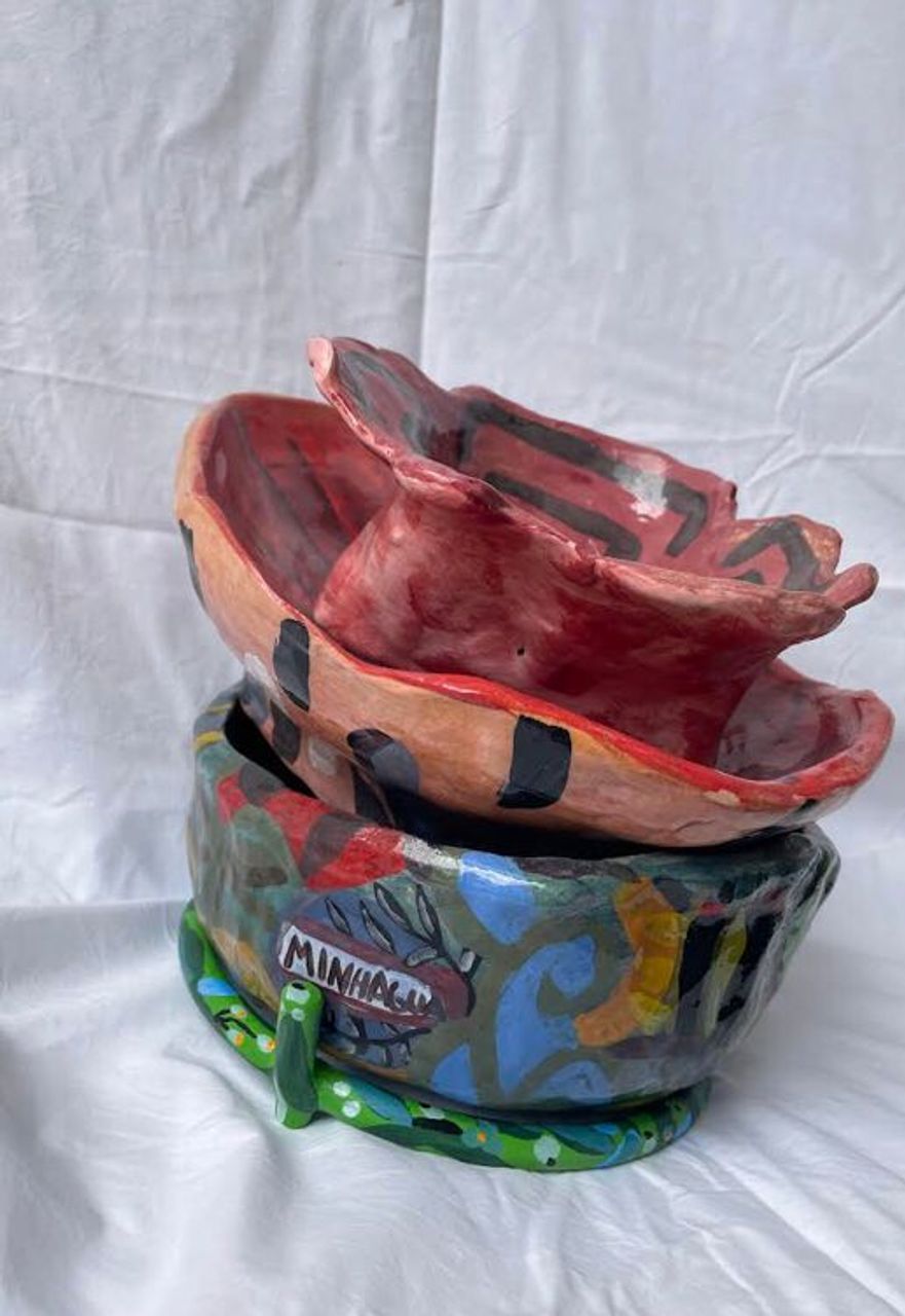 Minhágua (flor e ovo) (Abetardas), 2022 | Cerâmica vitrificada e mármore 24 x 22 cm
