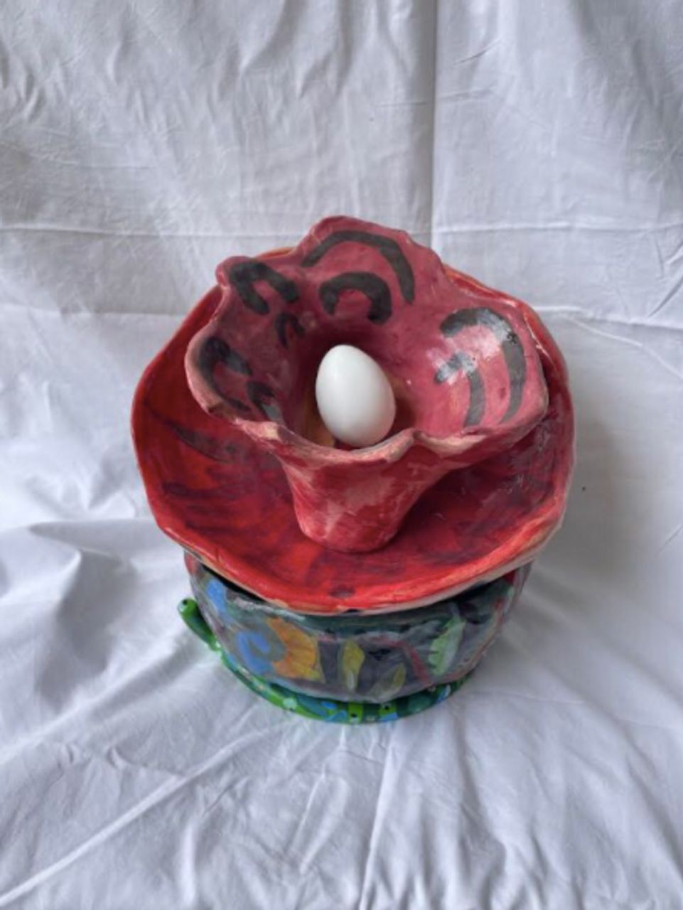 Minhágua (flor e ovo) (Abetardas), 2022 | Cerâmica vitrificada e mármore 24 x 22 cm