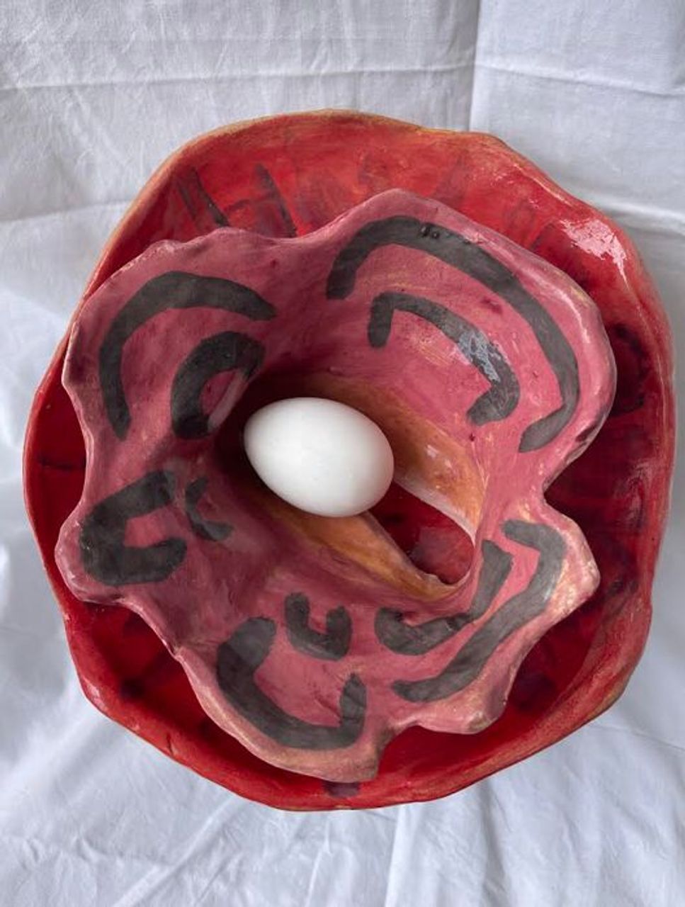 Minhágua (flor e ovo) (Abetardas), 2022 | Cerâmica vitrificada e mármore 24 x 22 cm