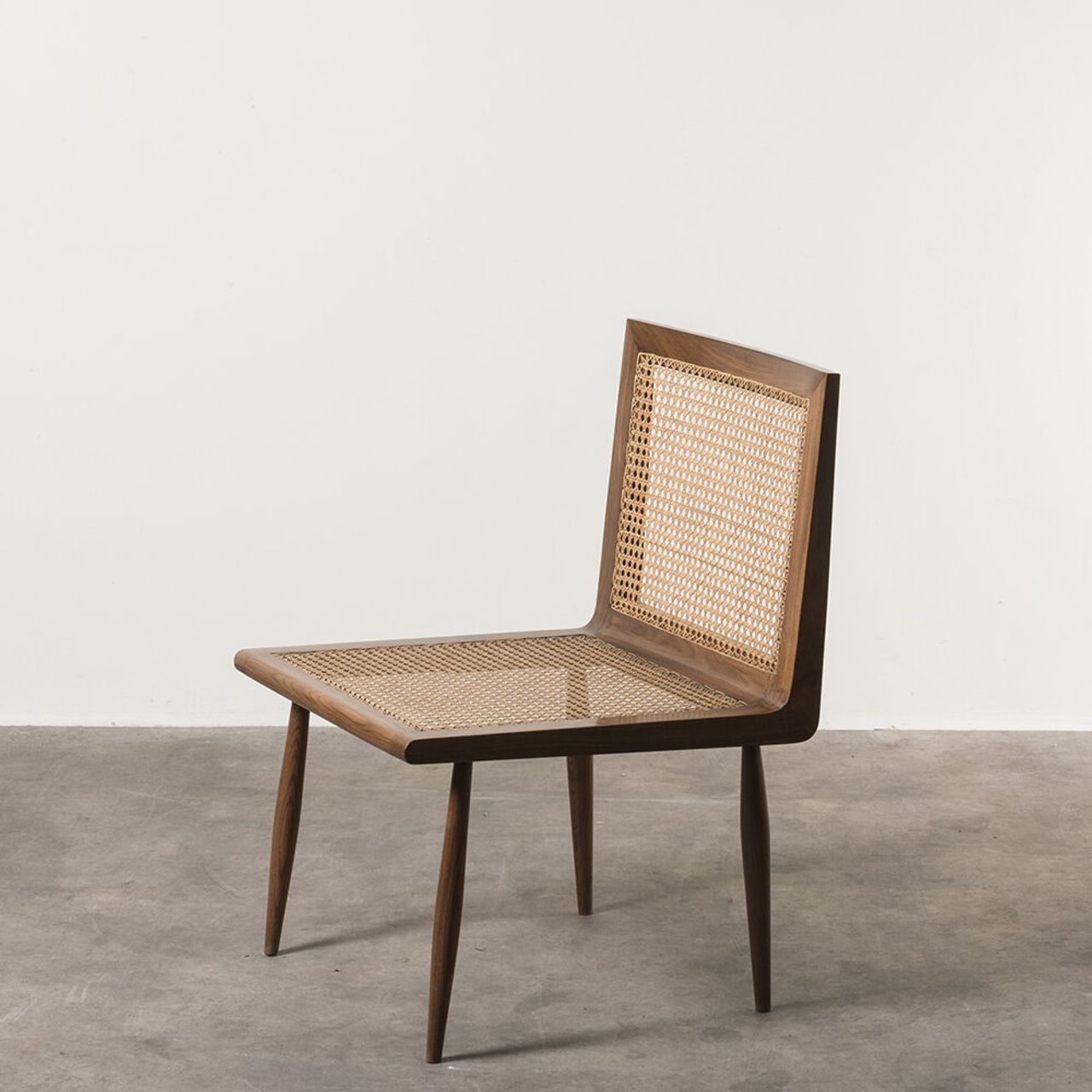 Cadeira baixa para quarto, 1950 | White peroba wood, Vienna straw 62 x 77 cm