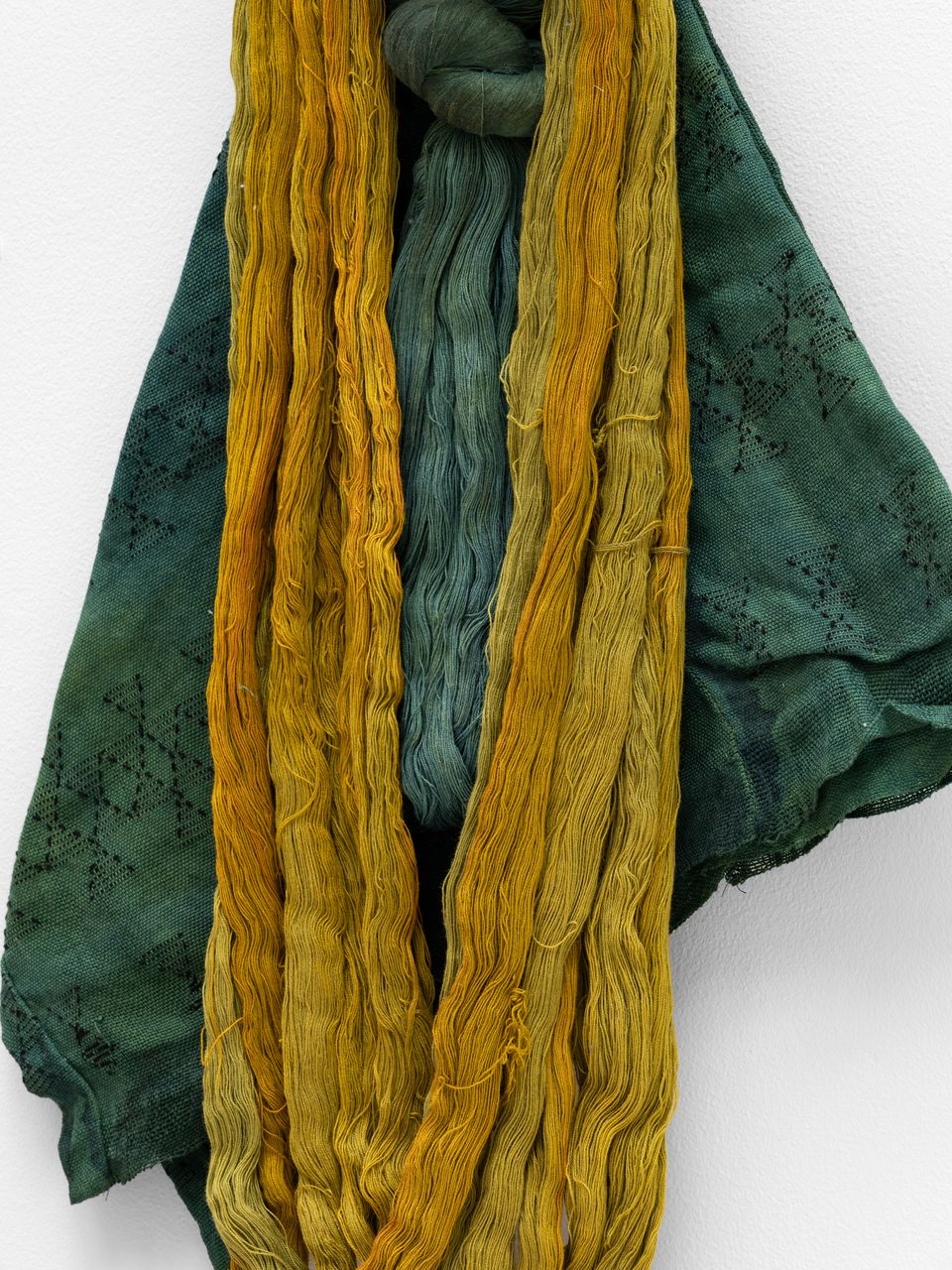 Triángulo/Rax, 2019 | Coconut, textile, thread dyed with Indigofera and yellow dye 24 x 46 cm