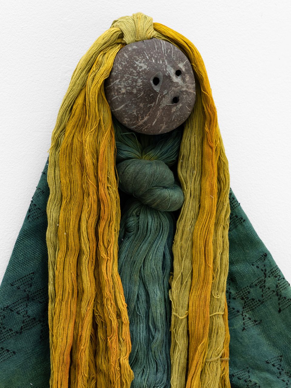Triángulo/Rax, 2019 | Coconut, textile, thread dyed with Indigofera and yellow dye 24 x 46 cm