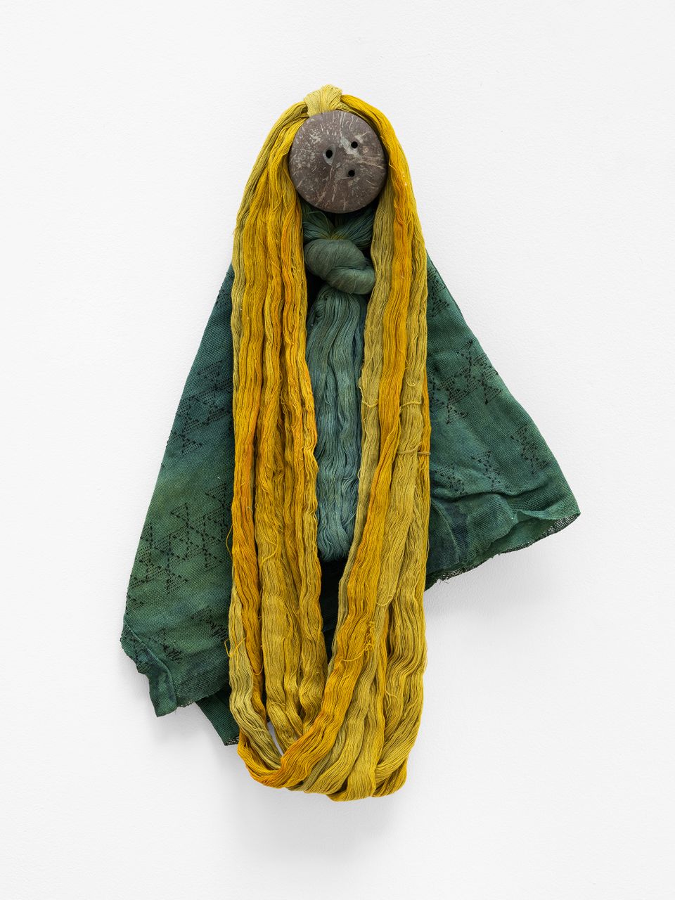 Triángulo/Rax, 2019 | Coconut, textile, thread dyed with Indigofera and yellow dye 24 x 46 cm