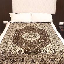 Coffee Brown Floral Bed/Floor Carpet (54 x 83 inches)