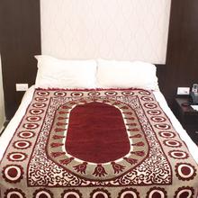 Maroon Abstract Print Bed/Floor Carpet (54 x 83 inches)