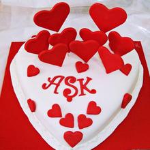 Valentines Love Shape Cream Cake UNC06