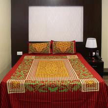 Double Bed Bedsheet in 100% Handloom Cotton with 2 Pillow Covers