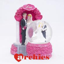 Pink Rose Decorated Happy Married Couple Statue Décor