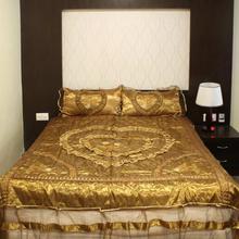 Golden Silk Jhalar Double Bedsheet With 2 Pillow Covers