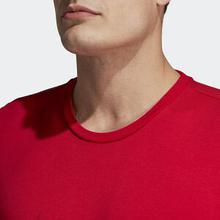 Kapadaa: Adidas Red Manchester United Dna Graphic Tee For Men – DP2332