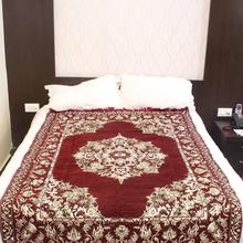 Maroon/Cream Floral Floor Carpet (54 x 83 inches)