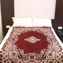 Maroon/Cream Abstract Print  Bed/Floor Carpet (54 x 83 inches)