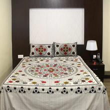 Double Bed Bedsheet in Handloom Cotton with 2 Pillow Covers