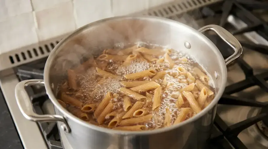 Recipe section image for Volkoren pasta bowl met pesto rosso en verse groenten