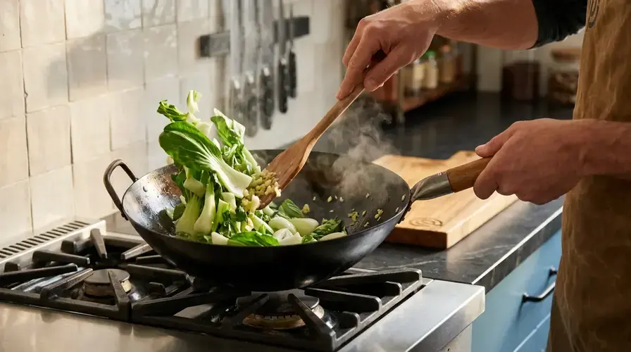 Recipe section image for Snelle woknoedels met sesamolie en paksoi