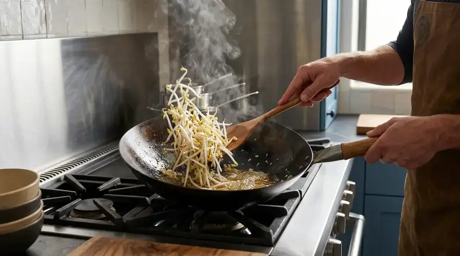 Recipe section image for Woknoedels met taugé en pinda-limoensaus