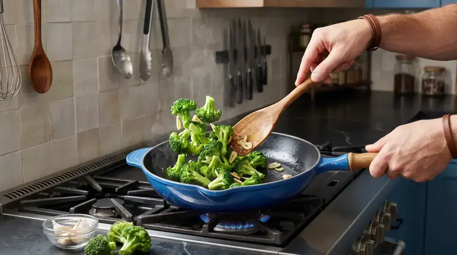 Recipe section image for Snelle pasta met broccoli, knoflook en geroosterd amandelschaafsel