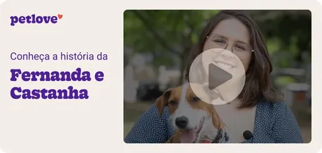 Imagem de uma mulher com um cachorro no colo com o título: “Conheça a historia de Fernanda e Castanha”