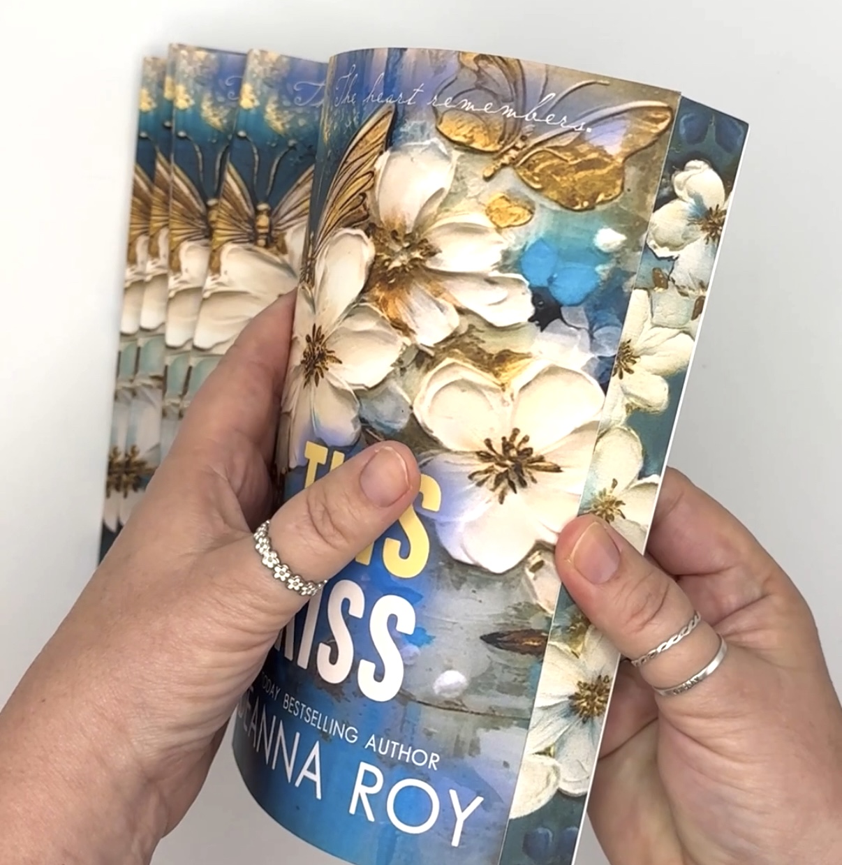 This Kiss hero image