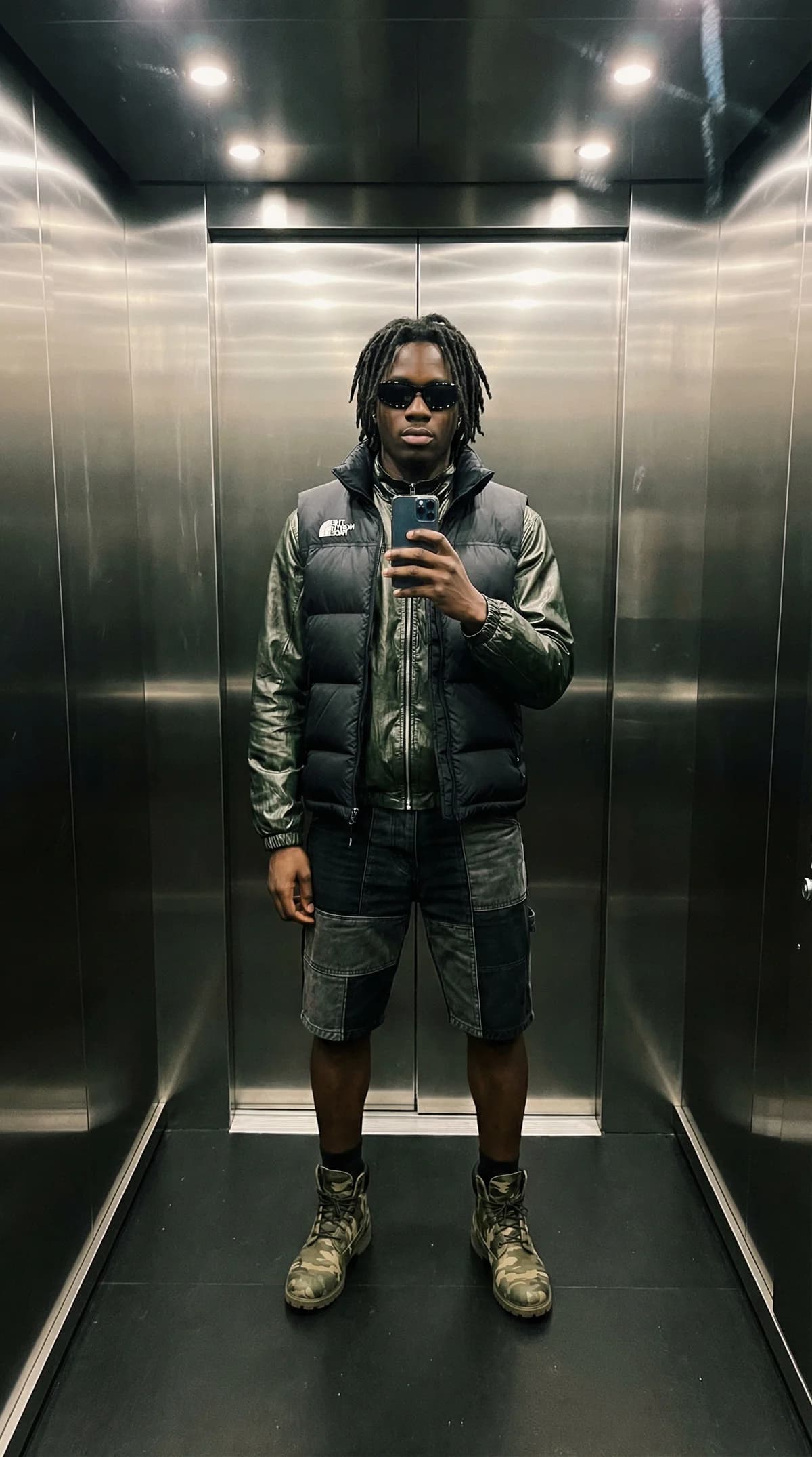 Elevator Selfie - Streetwear