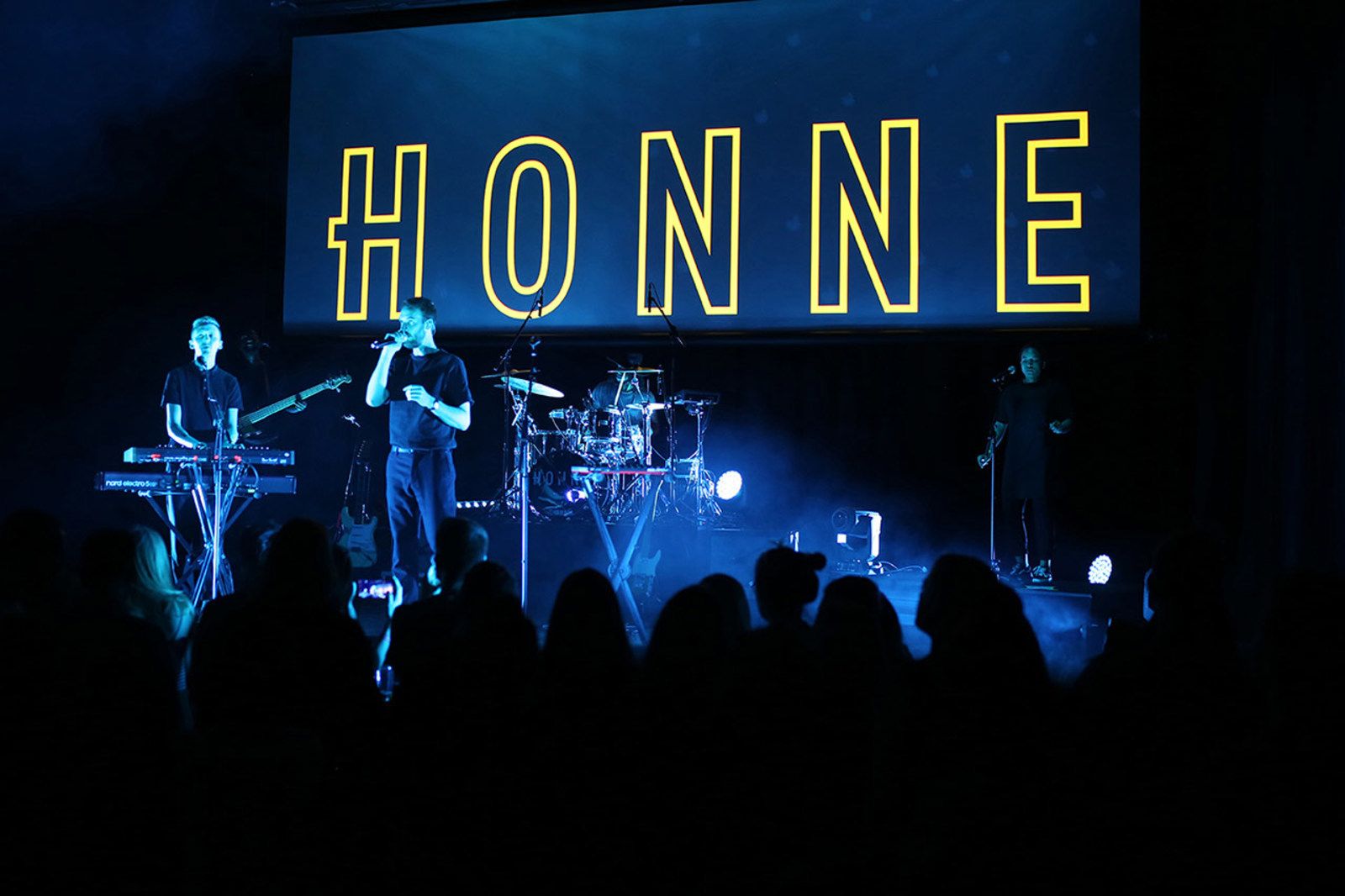 Honne_SonarHall_Istanbul_2017_CemGultepe_9.jpg