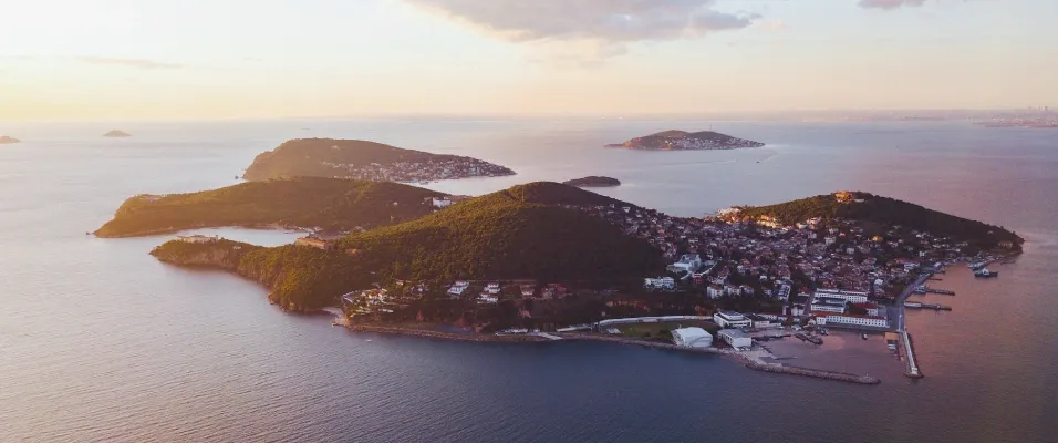 adalarda-denize-girilebilecek-yerler.webp