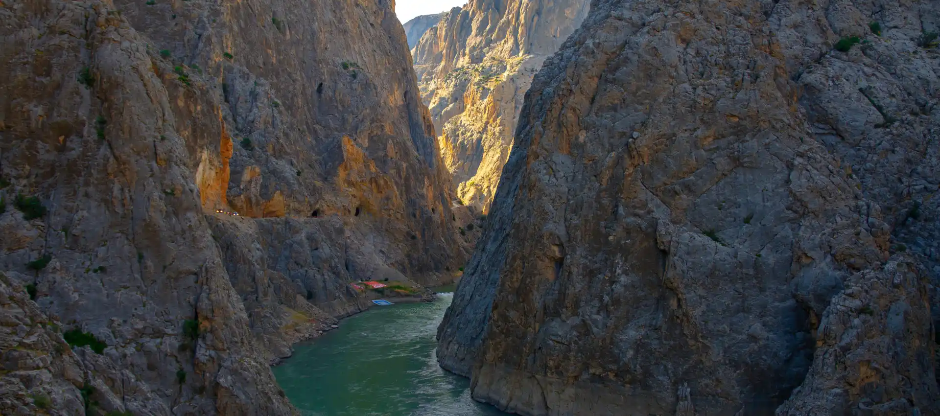 karanlik-kanyon (1).webp