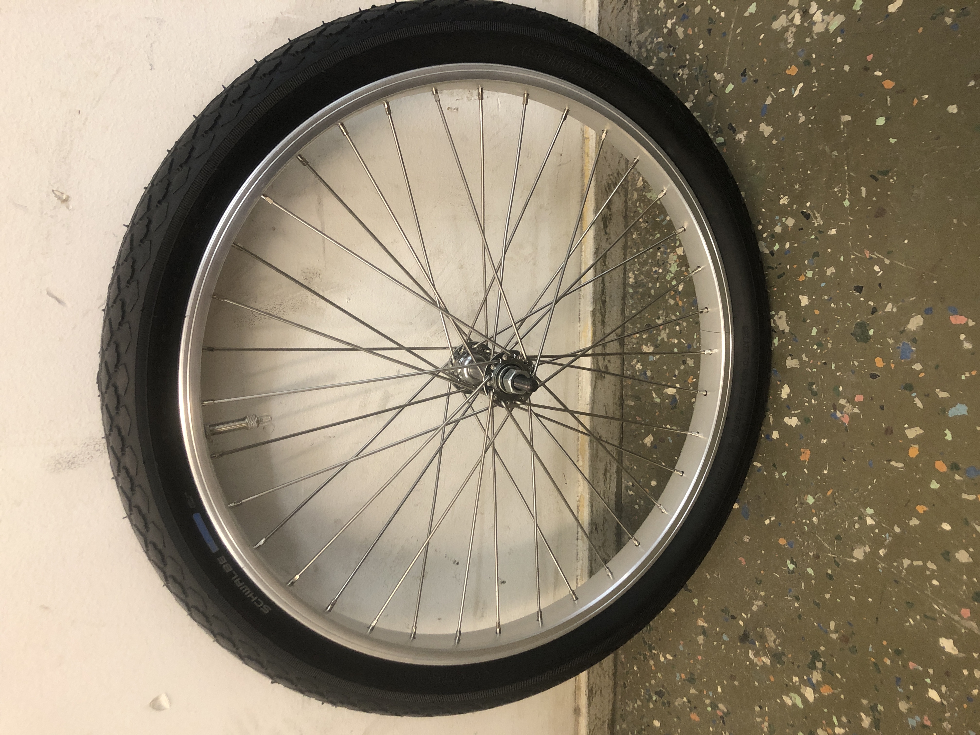 Del Transport hjul för mjölk kärra gamla stora 20” hjul 54-428 mm nya med punksäkra däck från schwalbe . Två för 1550kr OBS vi har andra olika hjul nya eller begagnad för mer information kontakta butiken 