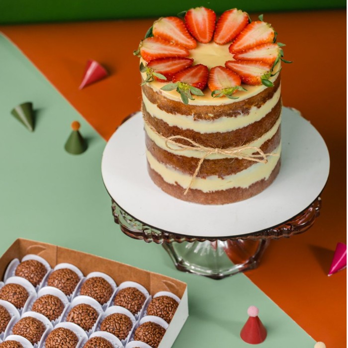 Vó Vilma Confeitaria - 🎈Para quem procura bolo masculino esse é a festa no  bolo! Fazemos na cor desejada, topo personalizado e balão 💙🤍 ⠀⠀ 🎂Bolo,  nome, idade e balão 🍰30 fatias