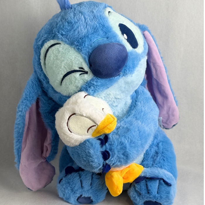 Stitch segurando um pato 42cm