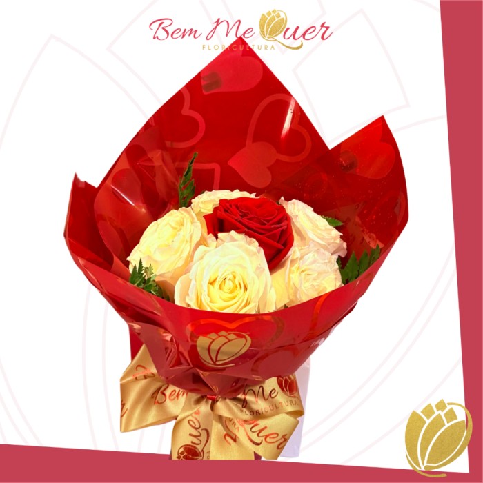 Buquê Elegance (5 Rosas Naturais Brancas e 1 Vermelha)
