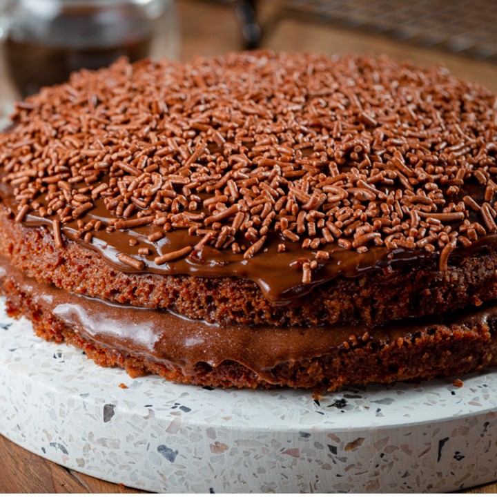 Desfrute da delícia de um bolo de chocolate com cobertura de