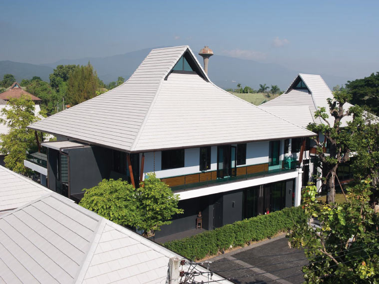 บ้านสไตล์ไทยประยุกต์ร่วมสมัย กับหลังคามนิลาสีขาวทรงสูง