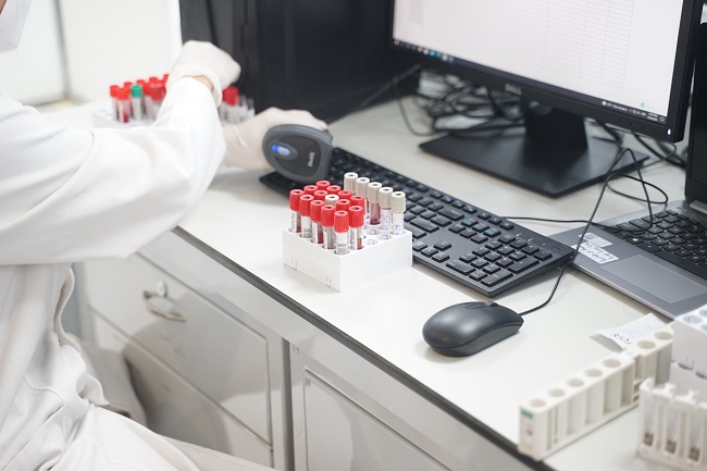 Có những phương pháp xét nghiệm chức năng thận nào khác ngoài xét nghiệm máu và nước tiểu?
