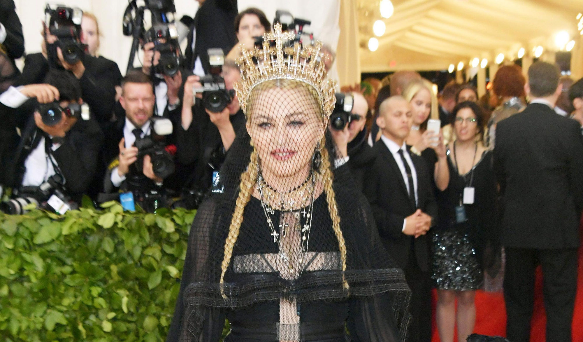 Madonna Kenakan Karya Rinaldy A. Yunardi di Met Gala