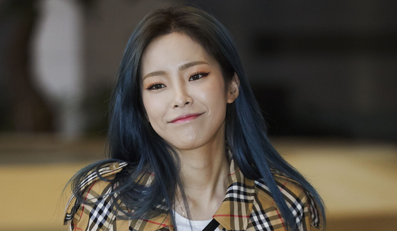 Heize Menggunakan Burberry D-Ring Bag Saat Pergi ke Airport