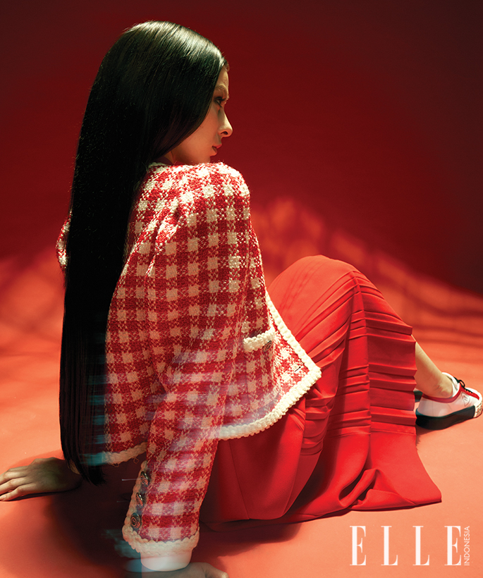 ELLE Indonesia - Tampil Gaya dengan Sisipan Rona Merah - Photography (Norman Fideli) - Styling (Ismelya Muntu)