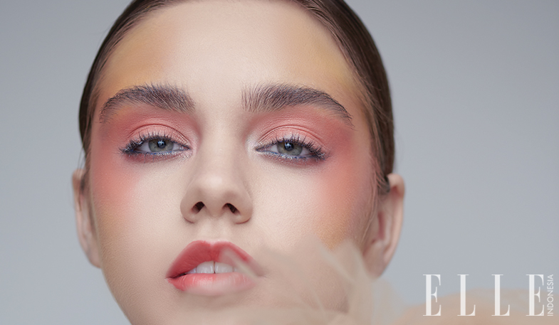 Aplikasi Eyeshadow Warna Pastel dengan Efek Shimmer