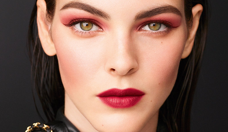 Tampil Daring dengan Makeup Rona Pink ala Vittoria Ceretti