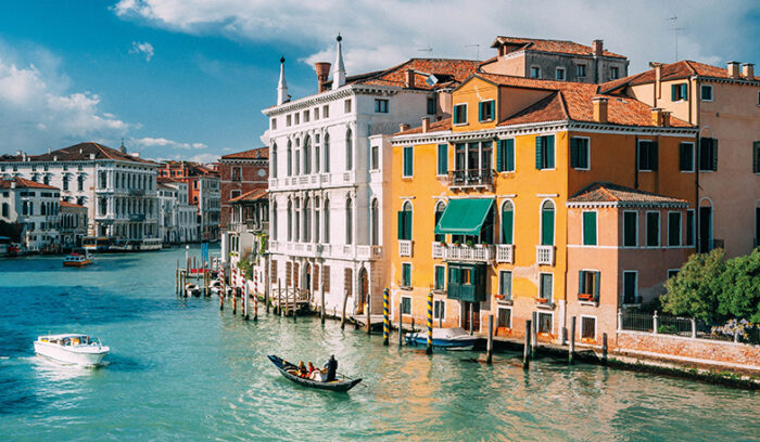 mendayung gondola di venesia