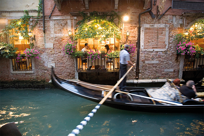 mendayung gondola di venesia